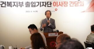 “건강보험료율 동결하면 재정 적자 뻔해…1%는 올라야”