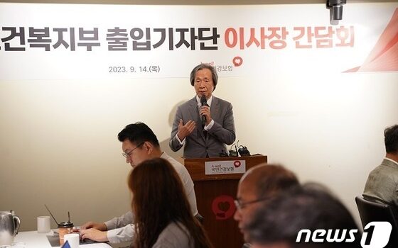 “건강보험료율 동결하면 재정 적자 뻔해…1%는 올라야”