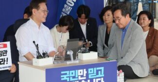 단식 11일차인 이재명 더불어민주당 대표를 찾은 이낙연 전 더불어민주당 대표.[사진=연합뉴스]