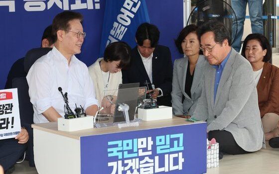 단식 11일차인 이재명 더불어민주당 대표를 찾은 이낙연 전 더불어민주당 대표.[사진=연합뉴스]