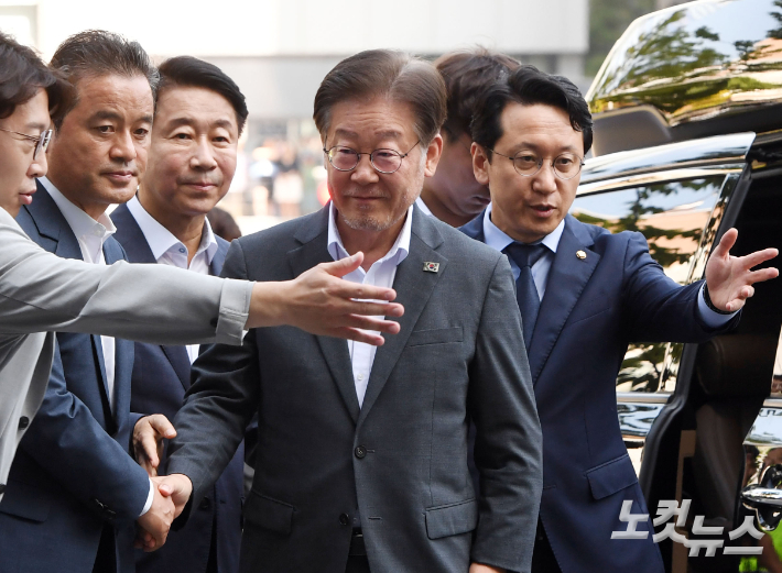 이재명 ‘건강 이유’로 8시간만 조사 종료…檢 “12일 재소환”