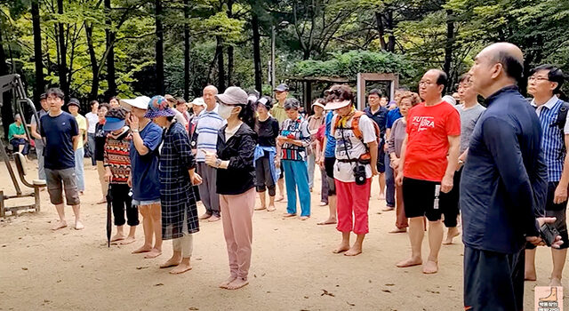 [SNS로 보는 세상] 맨발 걷기 건강법 논란