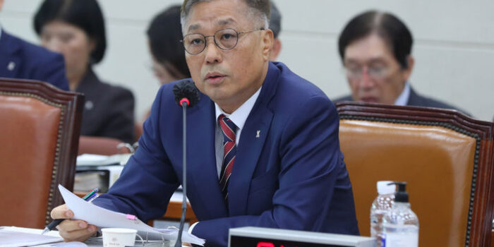 [서울=뉴시스] 추상철 기자 = 강중구 건강보험심사평가원 원장이 18일 오전 서울 여의도 국회에서 열린 보건복지위원회의 국민건강보험공단 등에 대한 국정감사에서 의원 질의에 답변하고 있다. 2023.10.18. scchoo@newsis.com