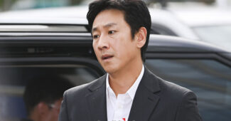 [포토] '마약투약 혐의' 경찰서 향하는 이선균 – 뉴데일리