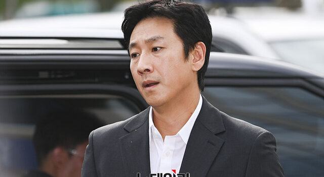 [포토] '마약투약 혐의' 경찰서 향하는 이선균 – 뉴데일리